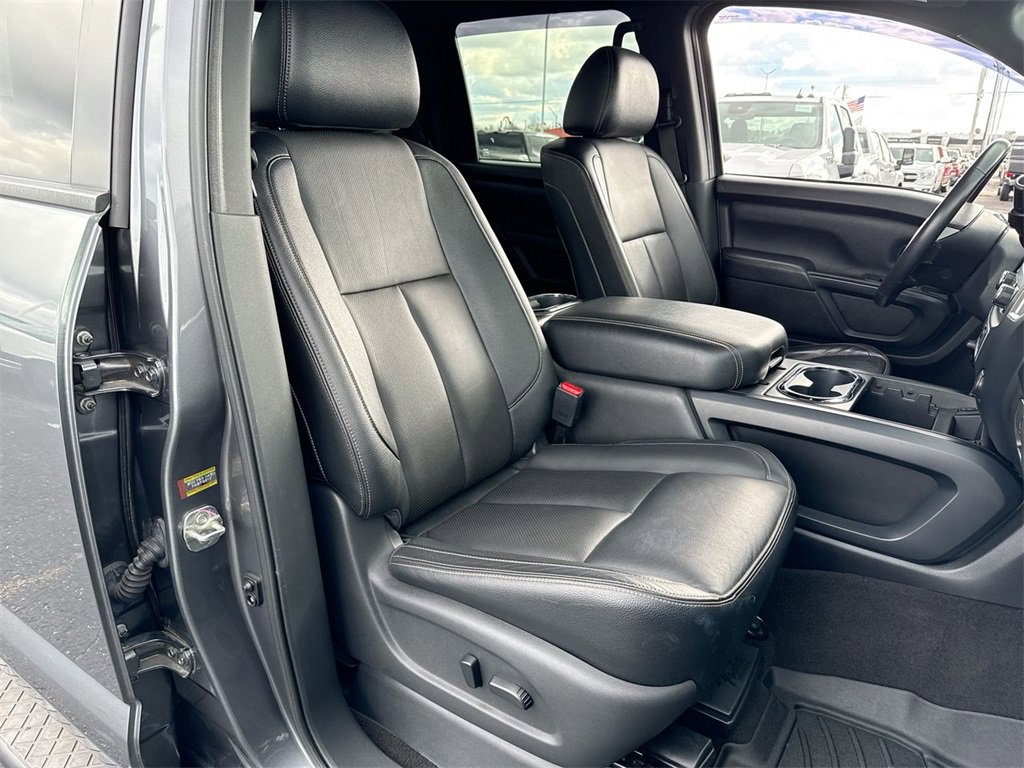 Used 2019 Nissan Titan SL w/ Midnight Edition image 25