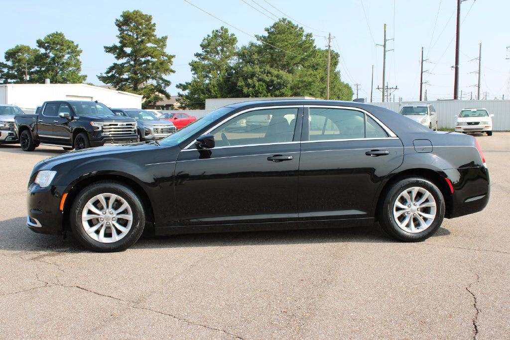 Used 2019 Chrysler 300 Touring RWD image 4