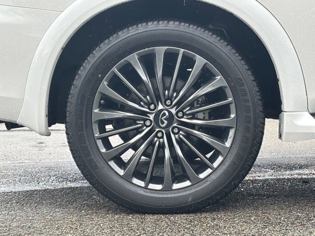 Used 2024 INFINITI QX80 Sensory AWD/4WD image 3