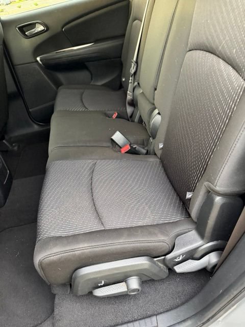 Used 2019 Dodge Journey SE w/ Connectivity Group FWD image 6