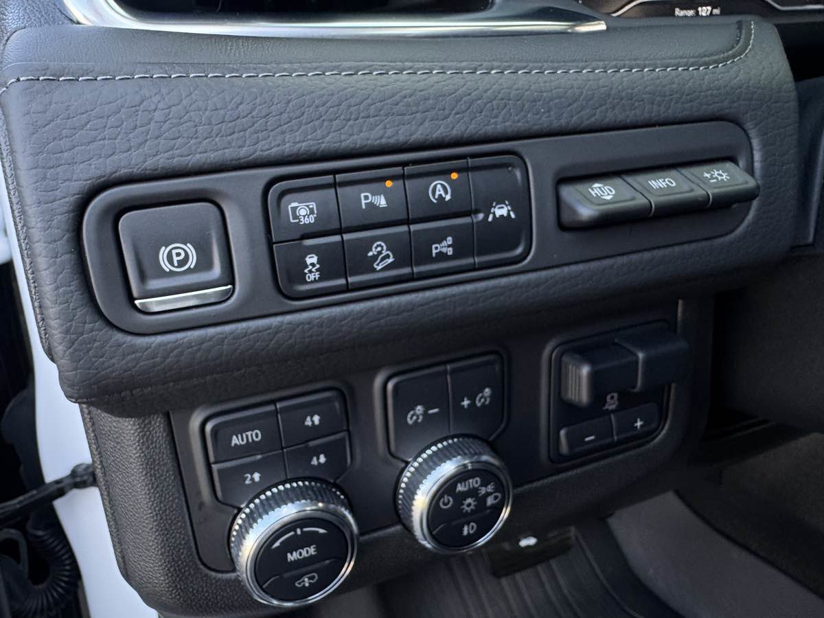 Used 2024 GMC Yukon Denali w/ Advanced Technology Package image 34