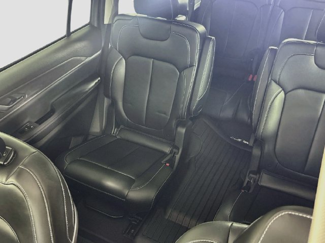 Used 2023 Jeep Grand Cherokee L Limited w/ Black Appearance Package AWD/4WD image 22