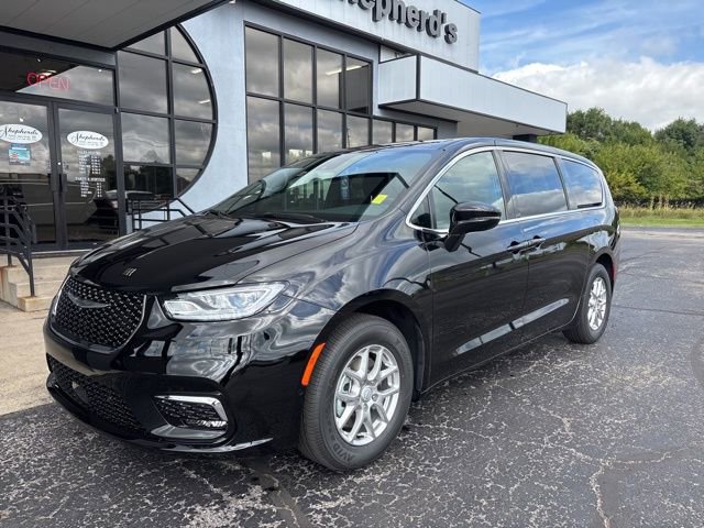 New 2026 Chrysler Pacifica Select image 2