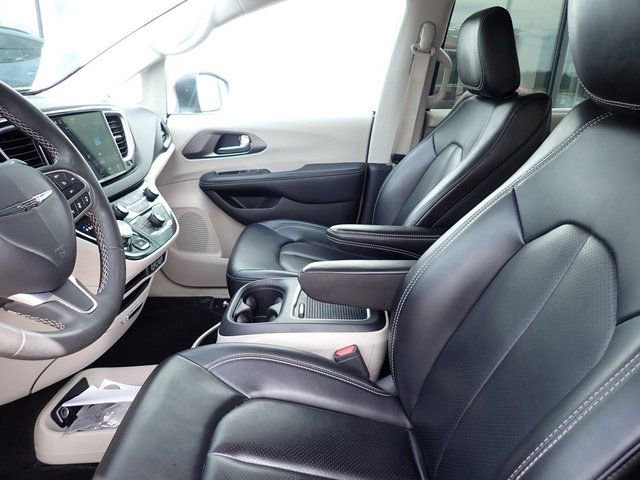 Used 2023 Chrysler Pacifica Touring-L image 8