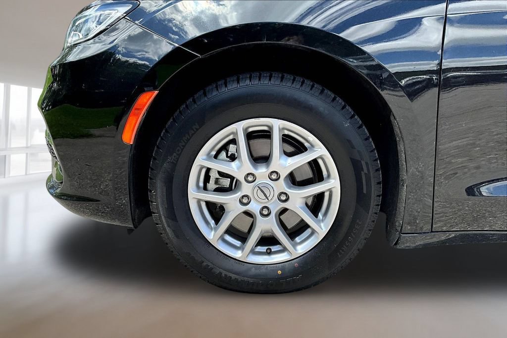 Used 2024 Chrysler Pacifica Touring-L FWD image 31