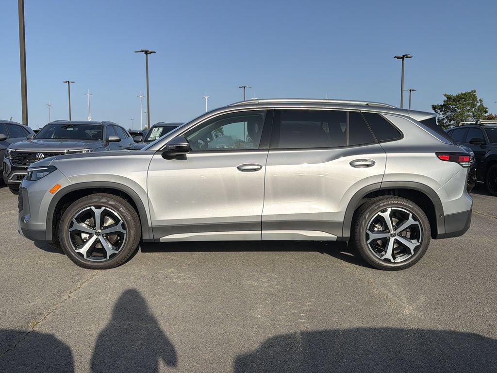 New 2026 Volkswagen Tiguan SE FWD image 2