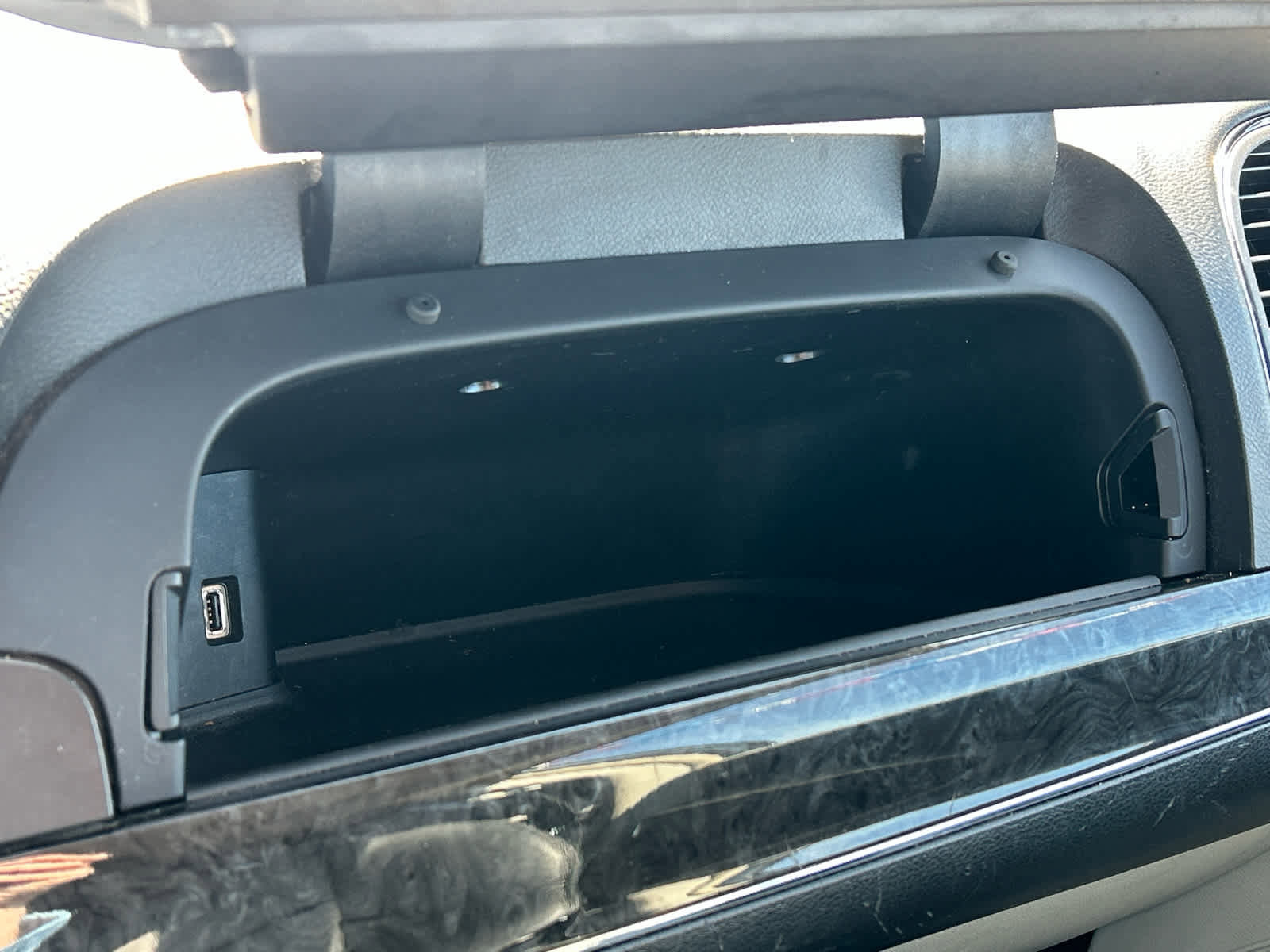 Used 2015 Chrysler Town & Country Touring FWD image 38