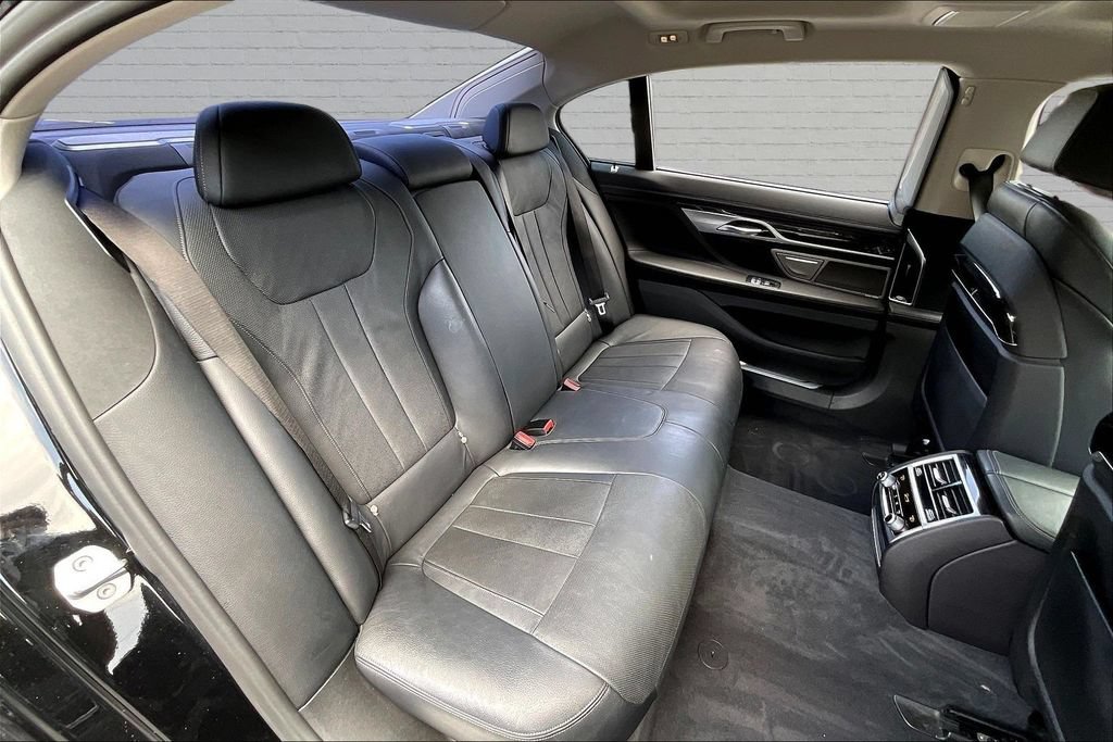 Used 2020 BMW 745e xDrive AWD/4WD image 24