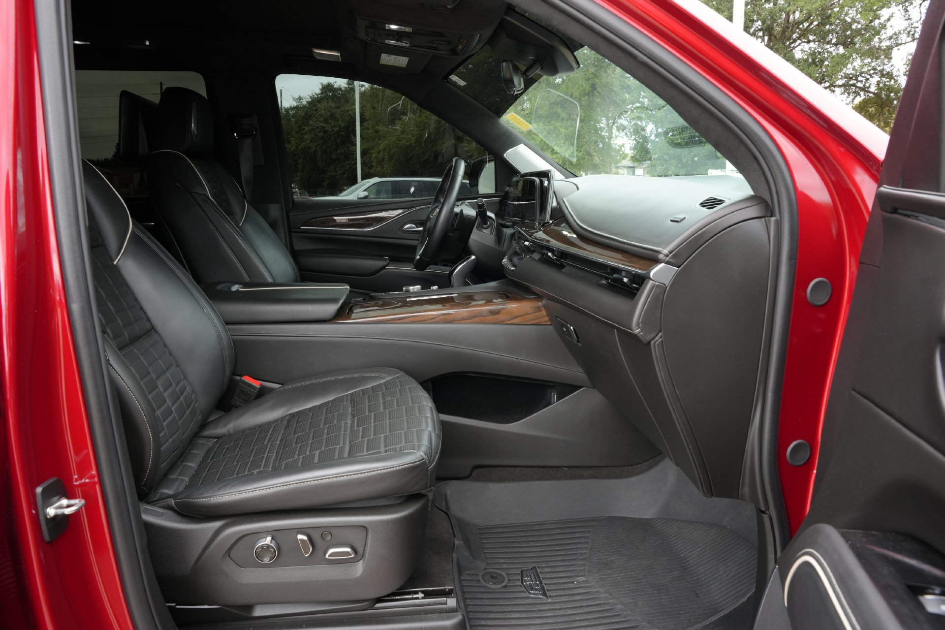 Certified 2024 Cadillac Escalade Sport Platinum w/ LPO, ONYX Package AWD/4WD image 24