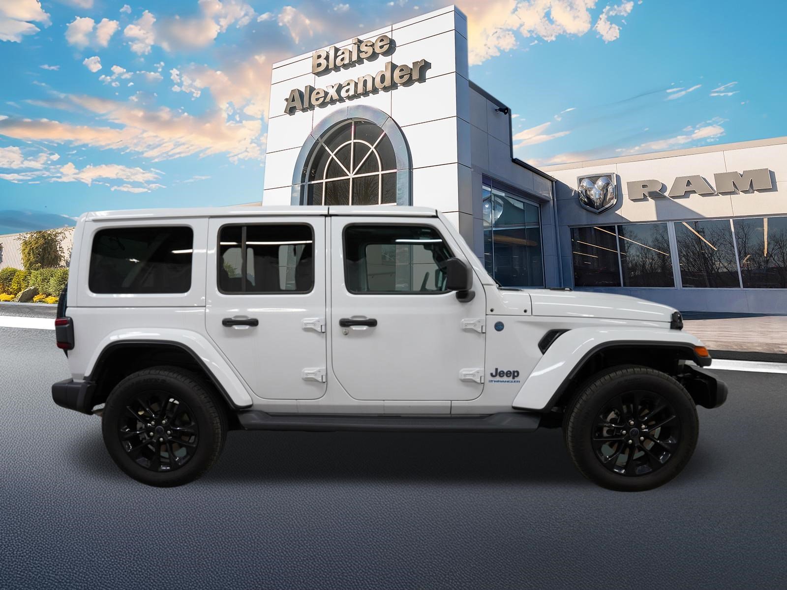 Used 2025 Jeep Wrangler Sahara AWD/4WD video 2