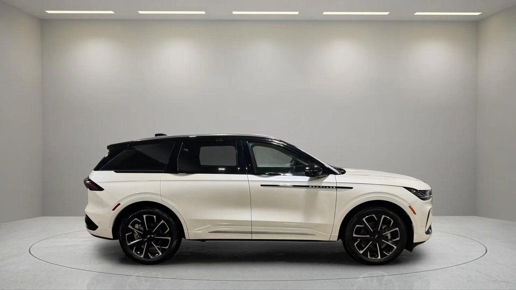 Certified 2024 Lincoln Nautilus Reserve image 2