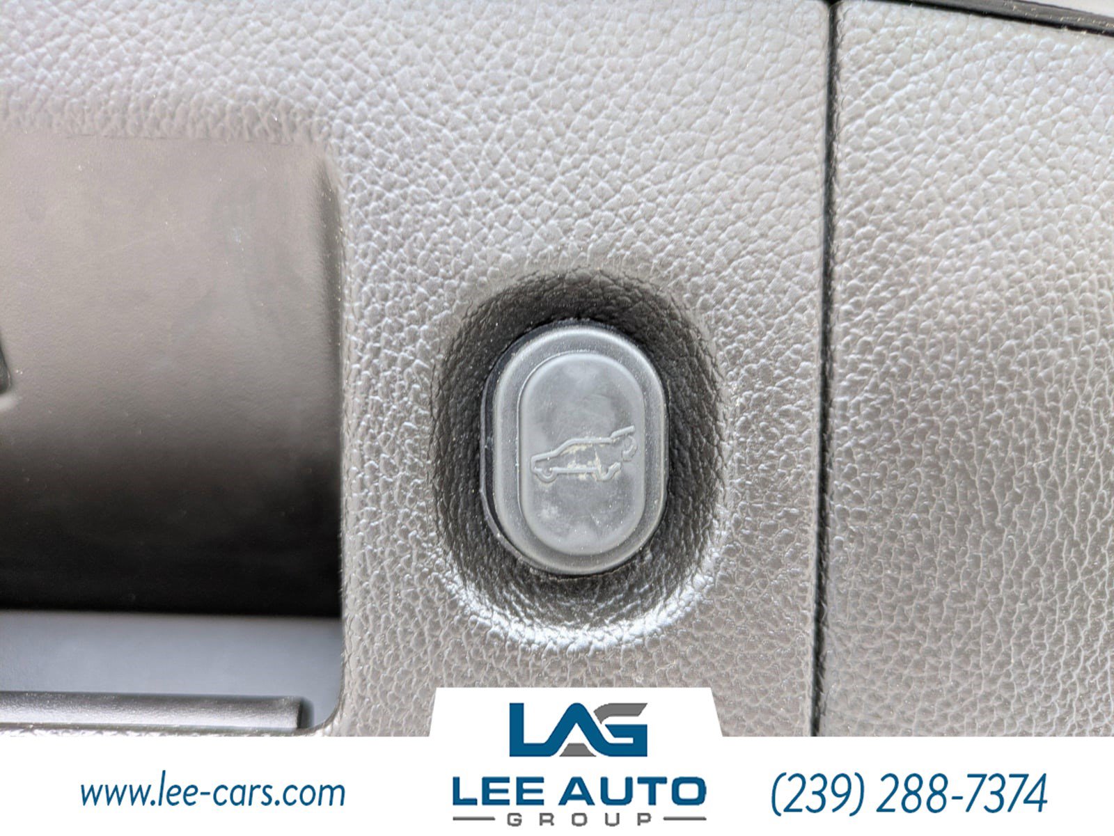 Used 2015 Chevrolet Suburban LTZ RWD image 10