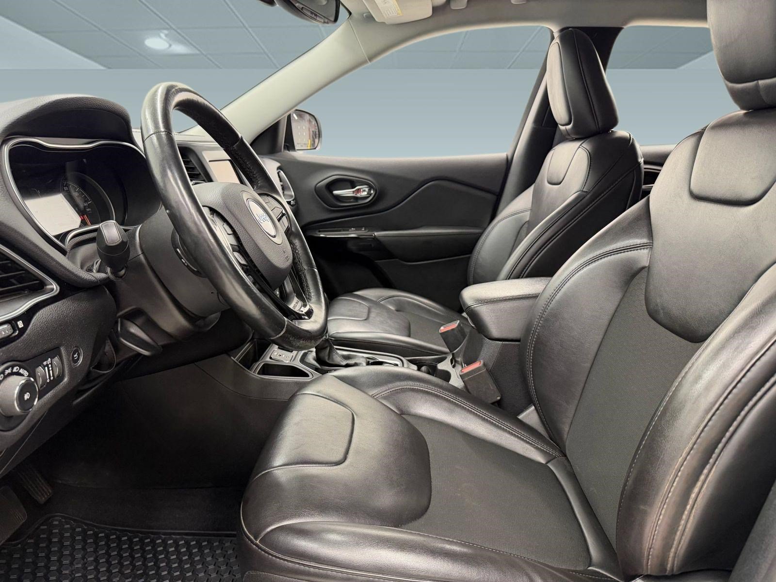 Used 2020 Jeep Cherokee Latitude Plus FWD image 4