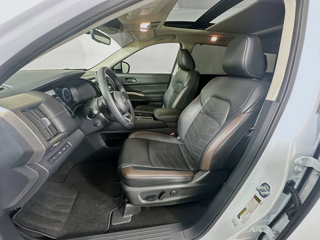 Used 2025 Nissan Pathfinder Platinum FWD image 21