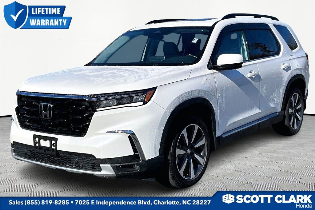 Used 2025 Honda Pilot Touring image 3