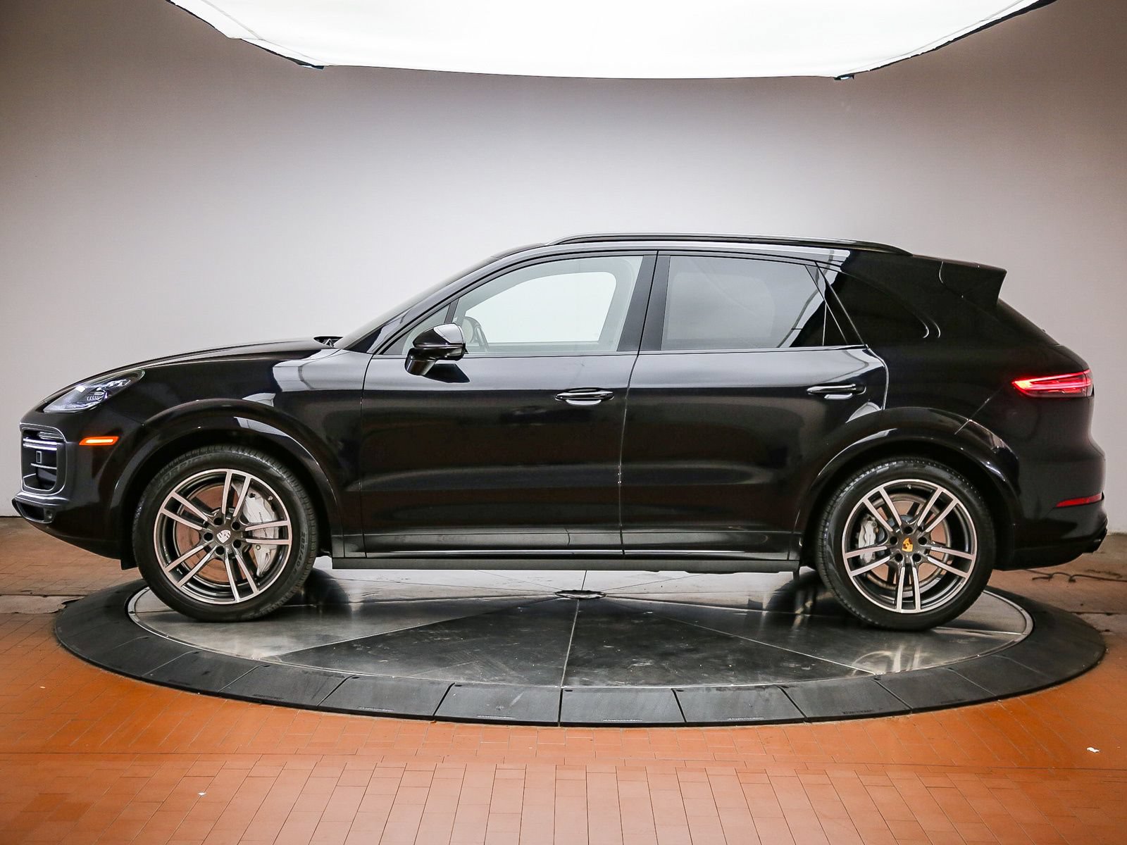 Certified 2020 Porsche Cayenne Turbo AWD/4WD image 2