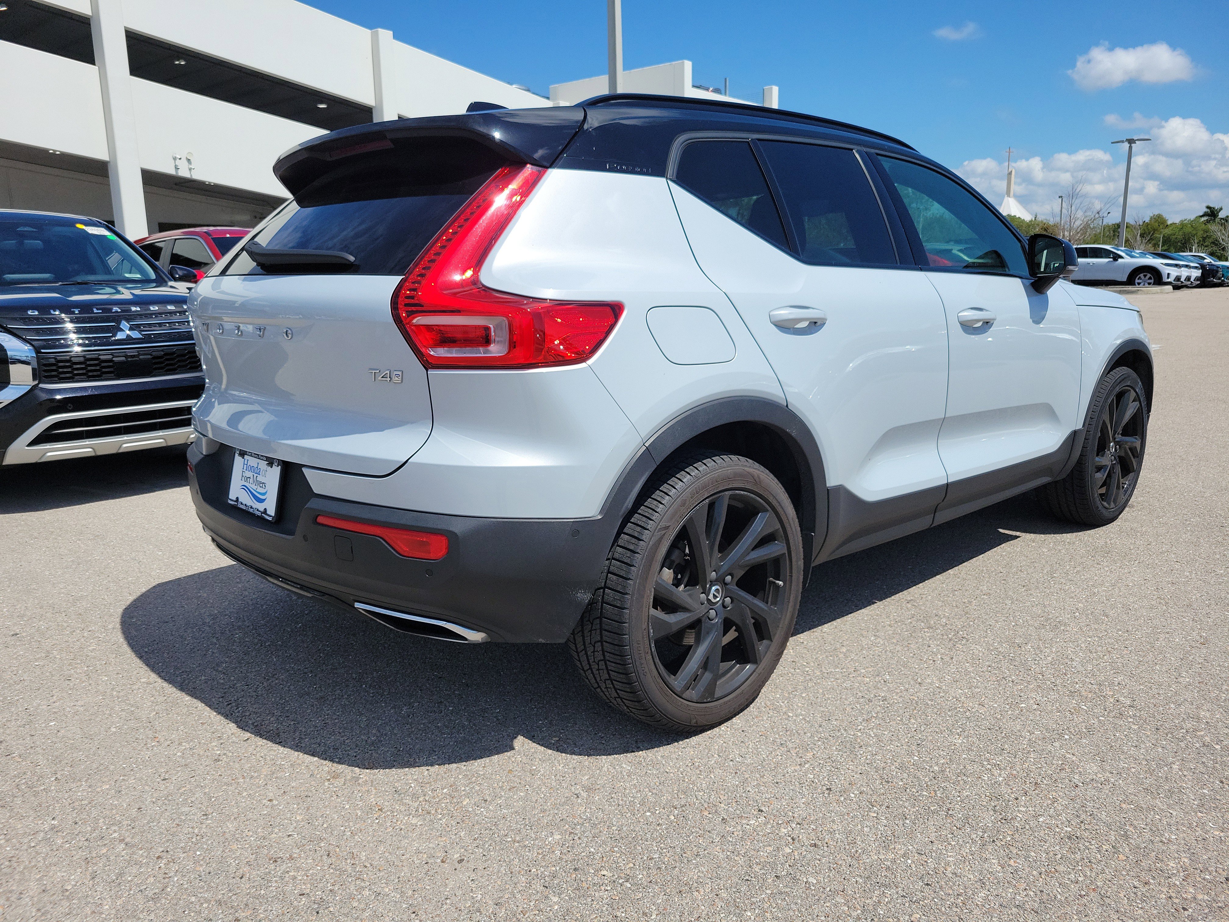 Used 2020 Volvo XC40 T4 R-Design w/ Protection Package Premier image 5