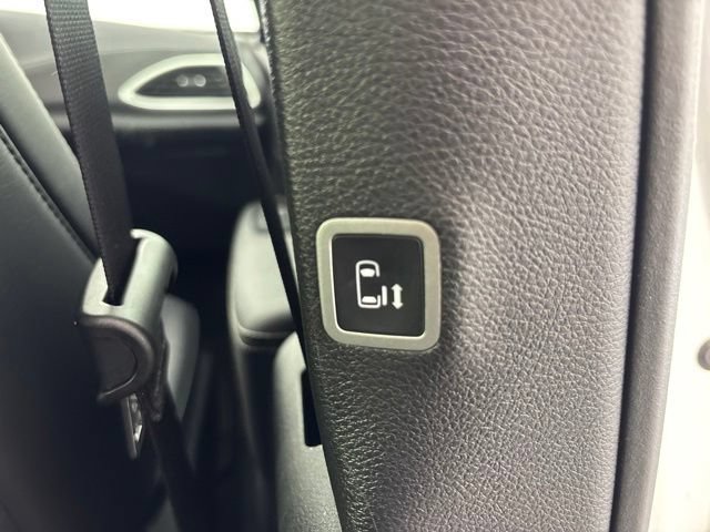 Used 2025 Chrysler Pacifica Select FWD image 28