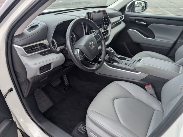 Used 2020 Toyota Highlander XLE AWD/4WD image 12