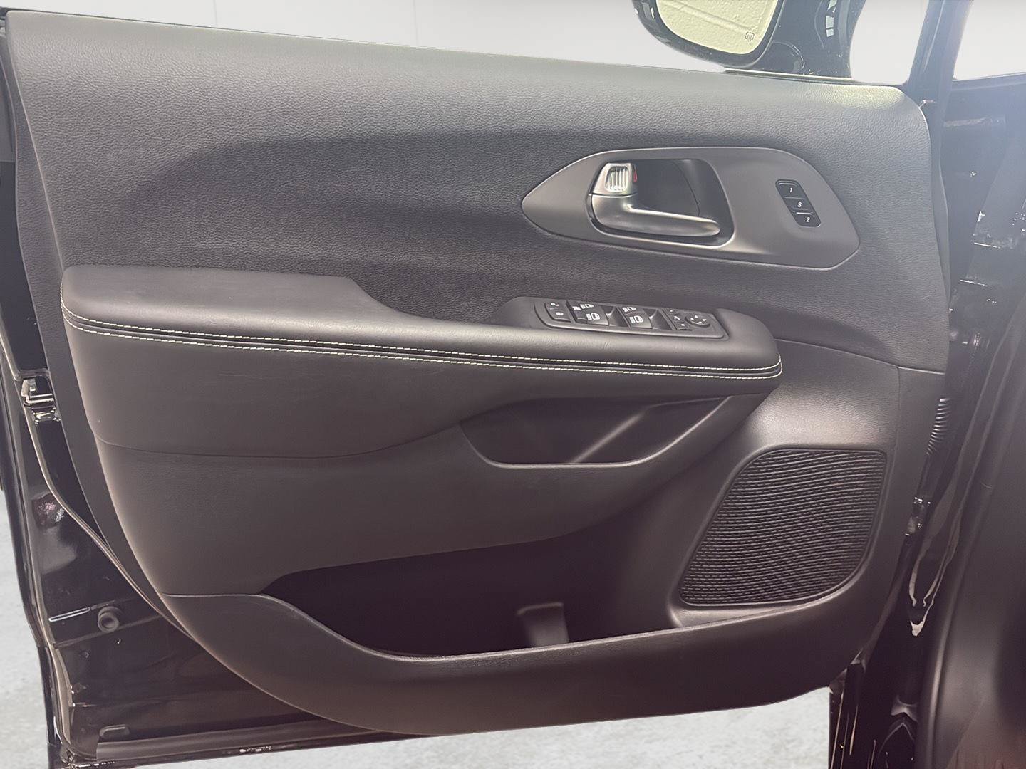 New 2027 Chrysler Pacifica Limited FWD image 4