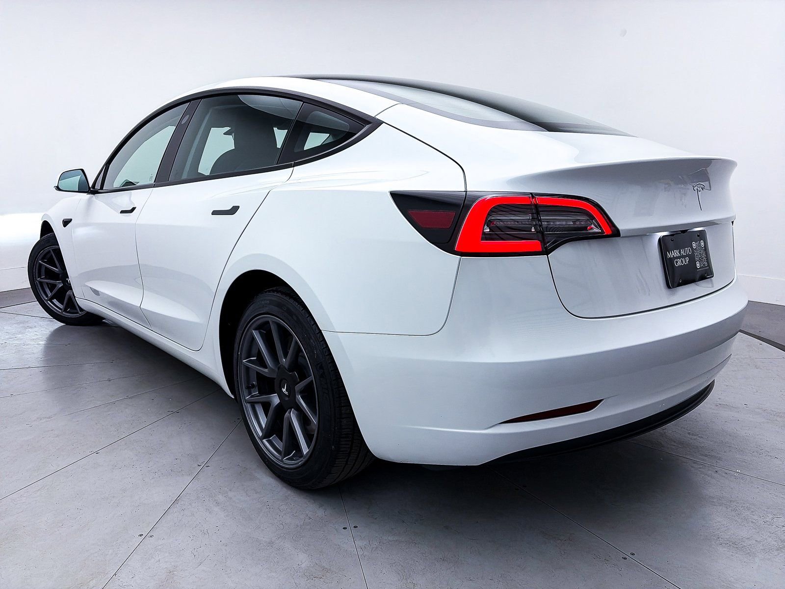 Used 2023 Tesla Model 3 Standard Range image 2