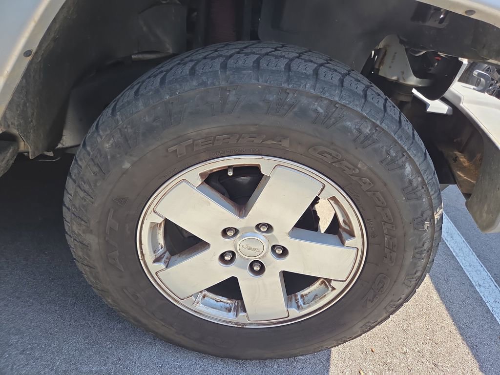 Used 2007 Jeep Wrangler Unlimited Sahara w/ Dual Top Group AWD/4WD video 2