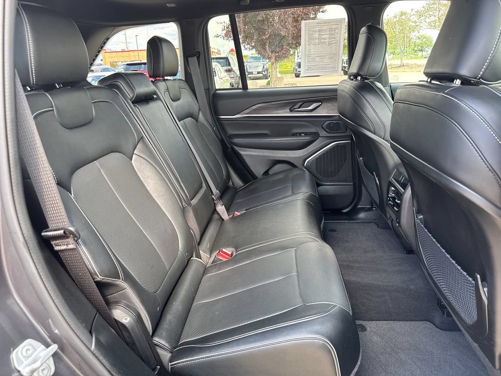 Used 2023 Jeep Grand Cherokee Overland AWD/4WD image 36