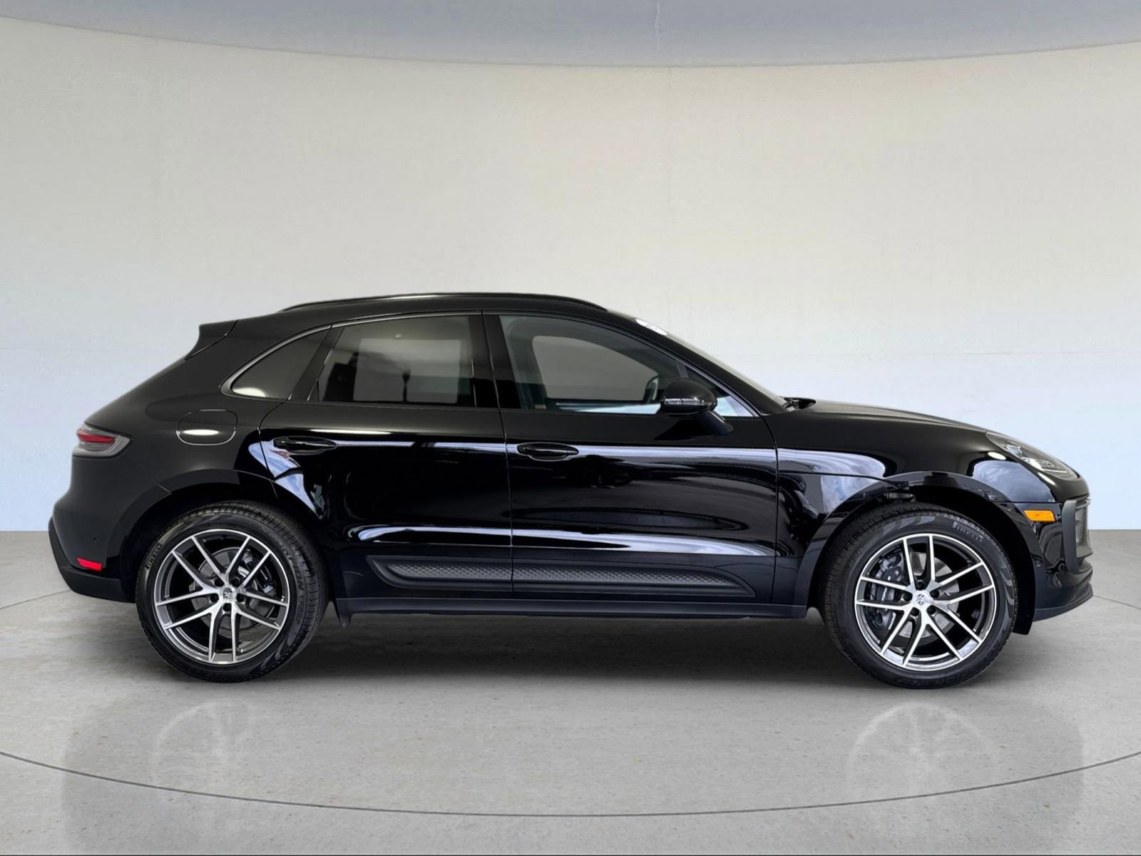 Certified 2025 Porsche Macan image 9