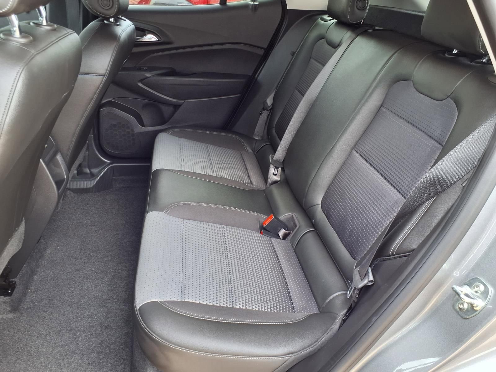 Used 2025 Chevrolet Trax LT FWD image 24