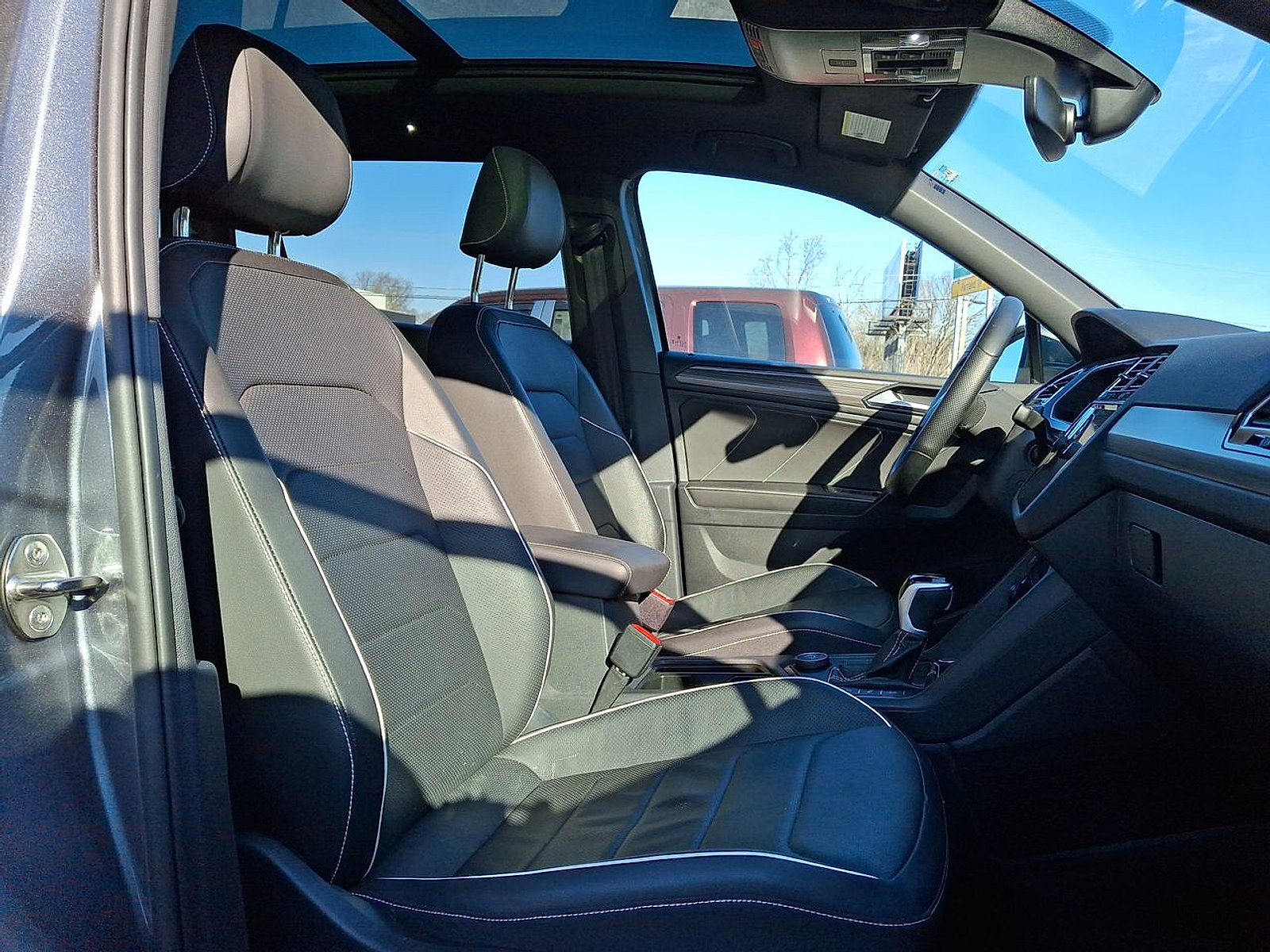 Used 2024 Volkswagen Tiguan SEL R-Line image 29