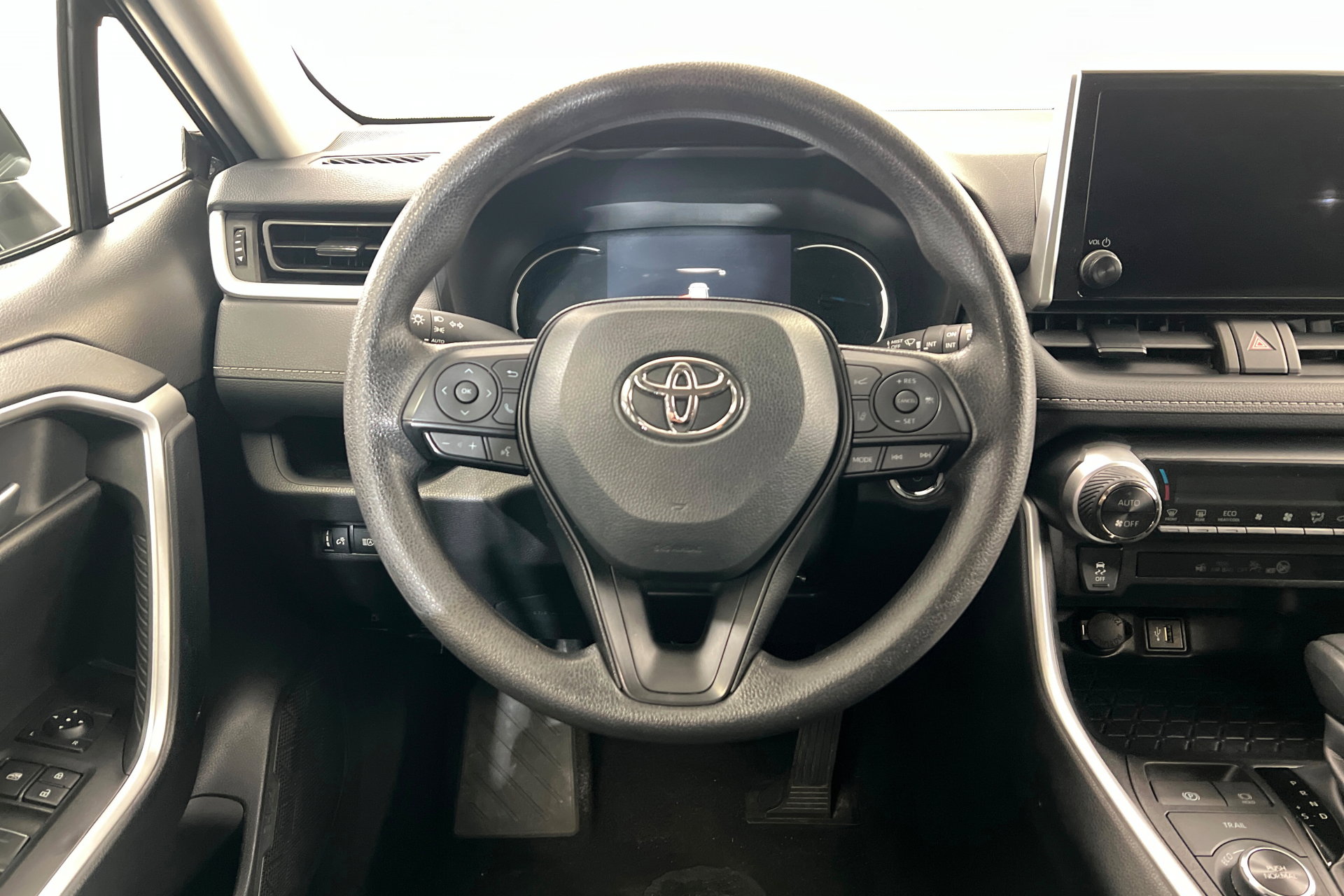 Used 2025 Toyota RAV4 XLE AWD/4WD image 13