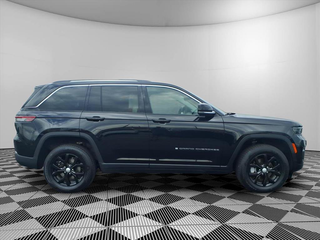 Used 2023 Jeep Grand Cherokee Limited AWD/4WD image 31