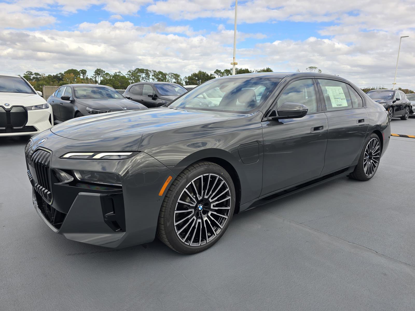 New 2026 BMW 750e xDrive image 7