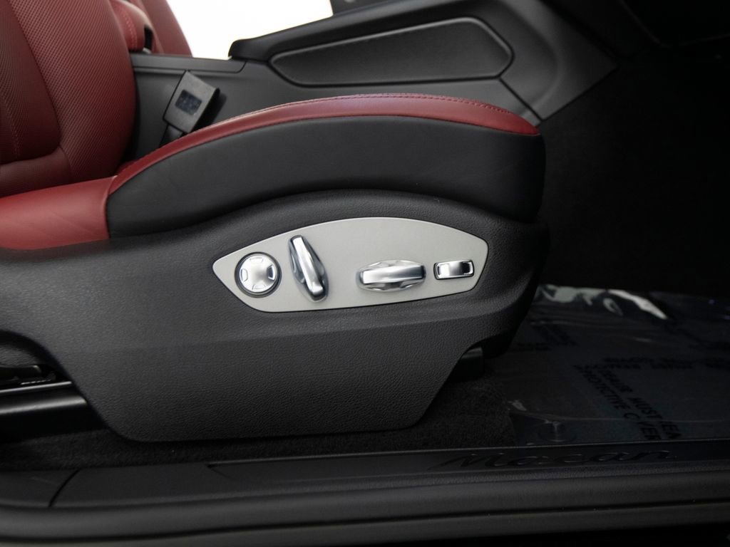 Certified 2025 Porsche Macan AWD/4WD image 34