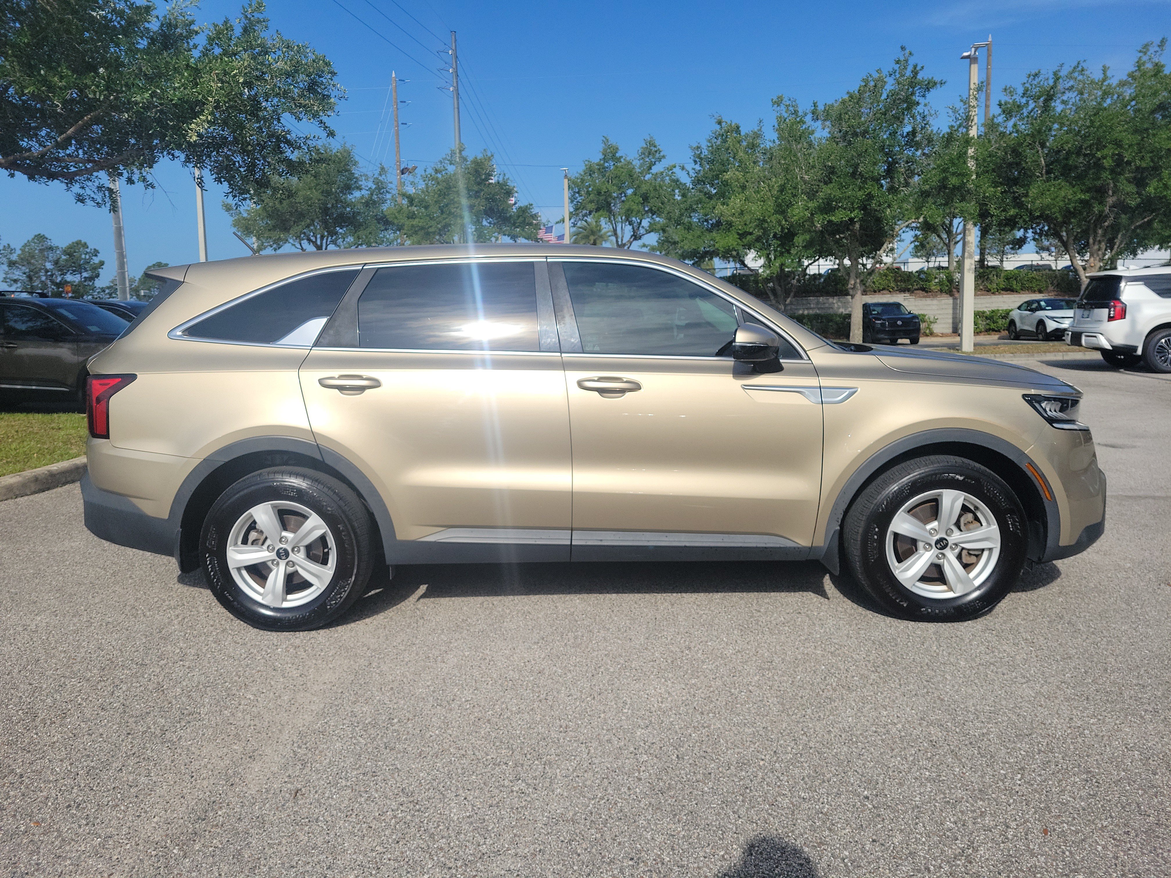 Used 2021 Kia Sorento LX FWD image 4
