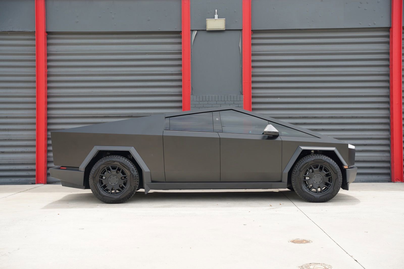 Used 2025 Tesla Cybertruck AWD Crew Cab image 6