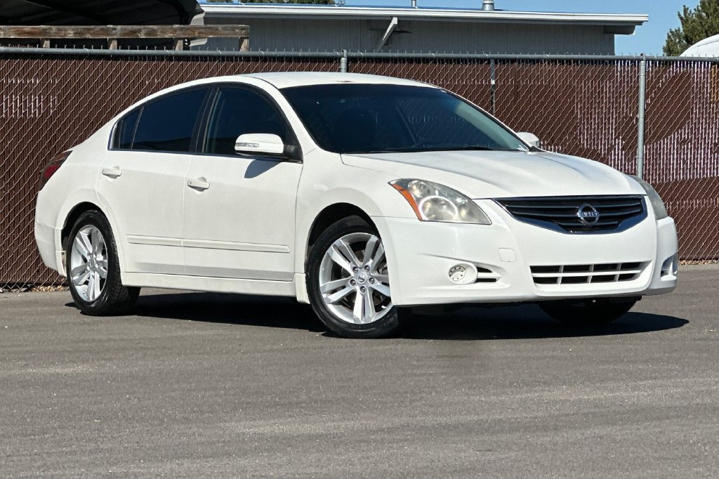 Used 2011 Nissan Altima 3.5 SR FWD image 2