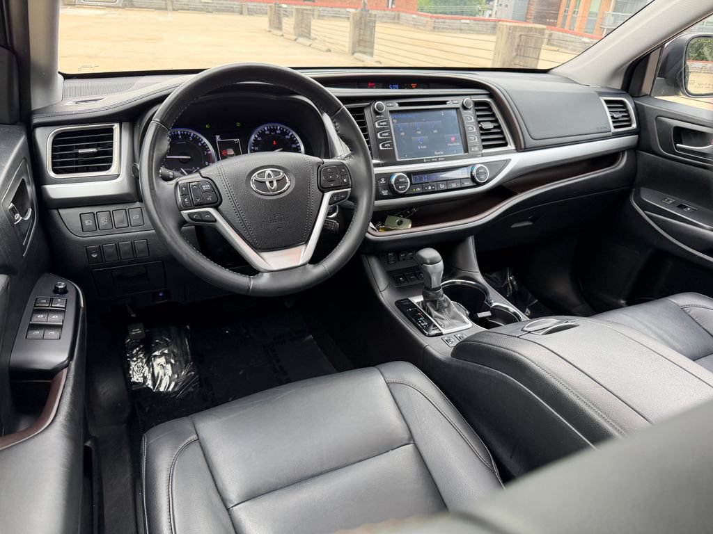 Used 2019 Toyota Highlander XLE AWD/4WD image 12