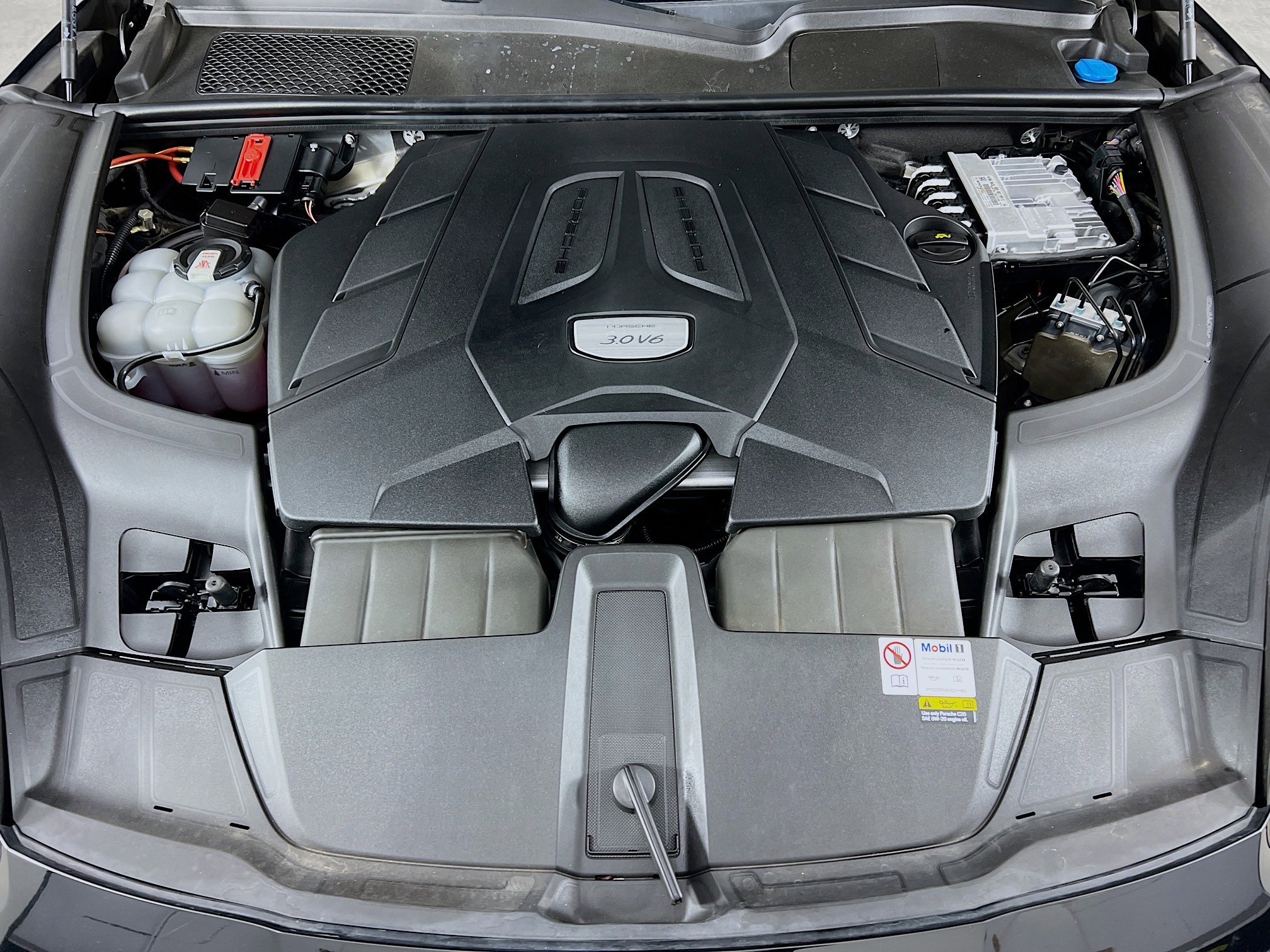 Used 2023 Porsche Cayenne Platinum Edition image 32