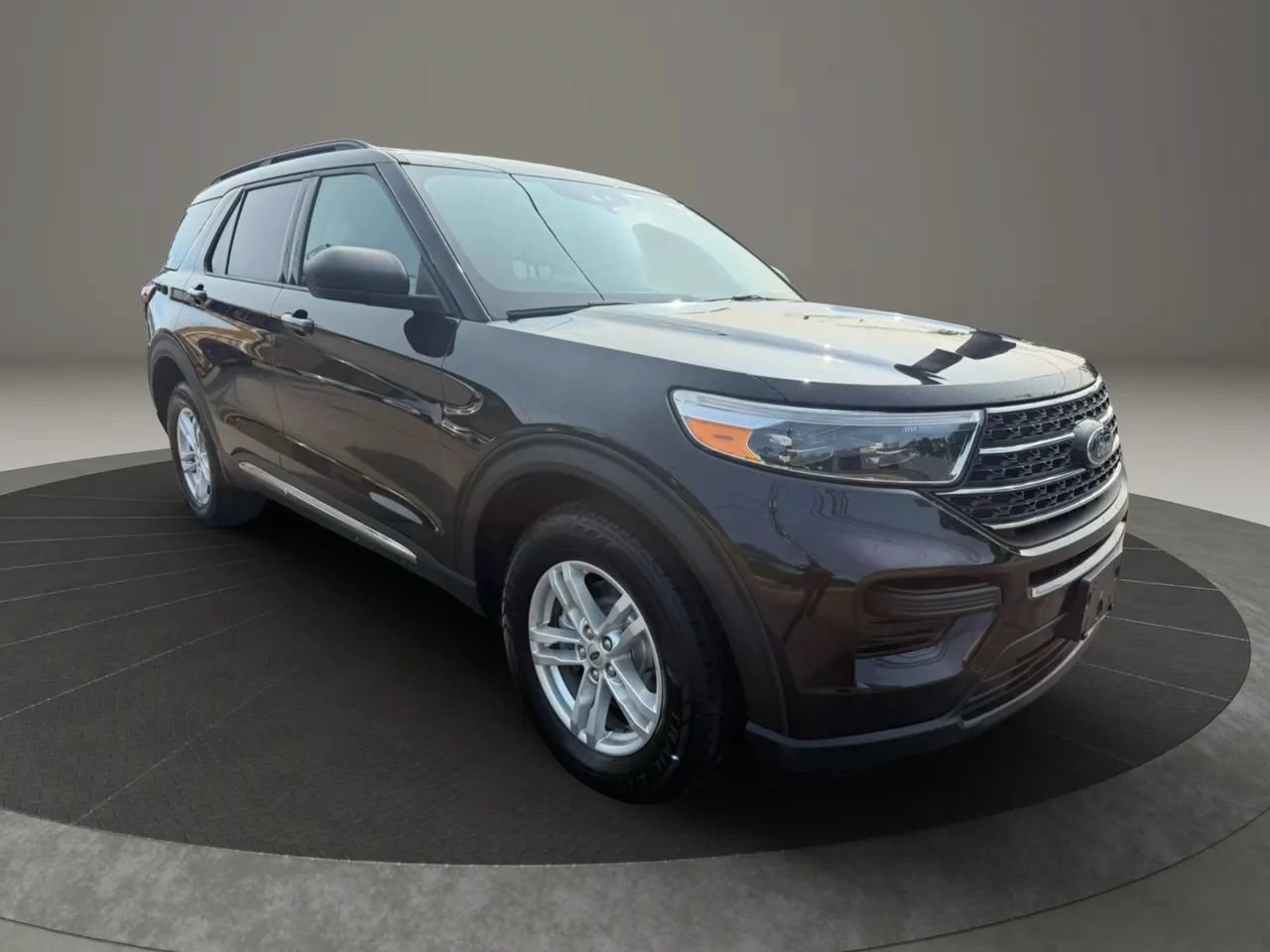 Used 2021 Ford Explorer XLT AWD/4WD image 3