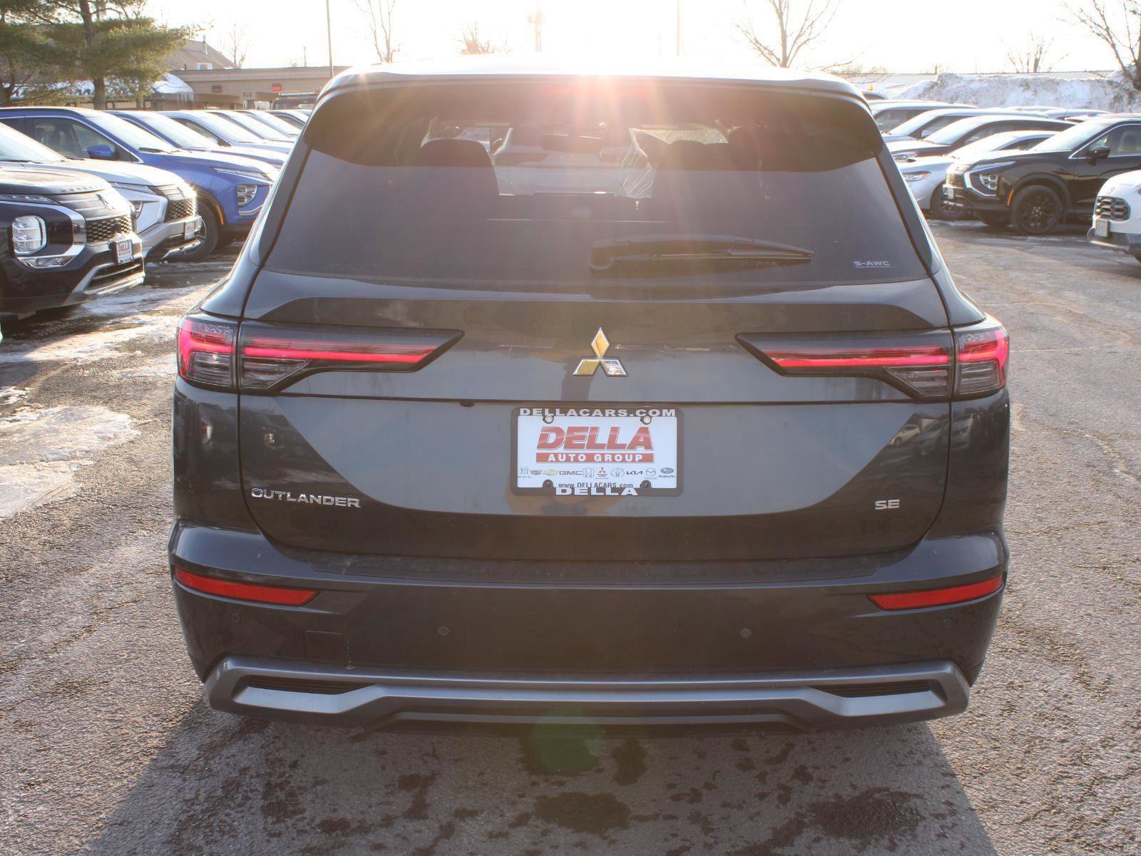 New 2026 Mitsubishi Outlander SE image 5