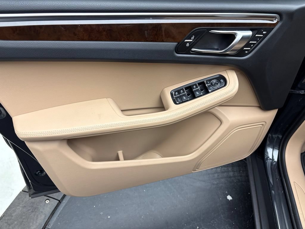 Certified 2024 Porsche Macan AWD/4WD image 4