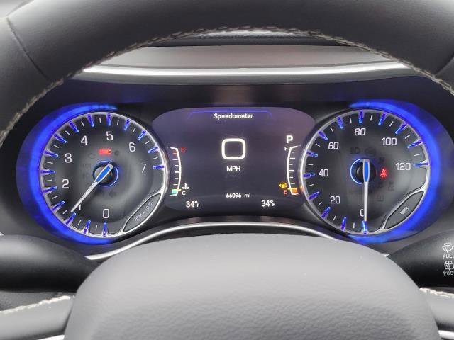 Used 2023 Chrysler Pacifica Touring-L image 11