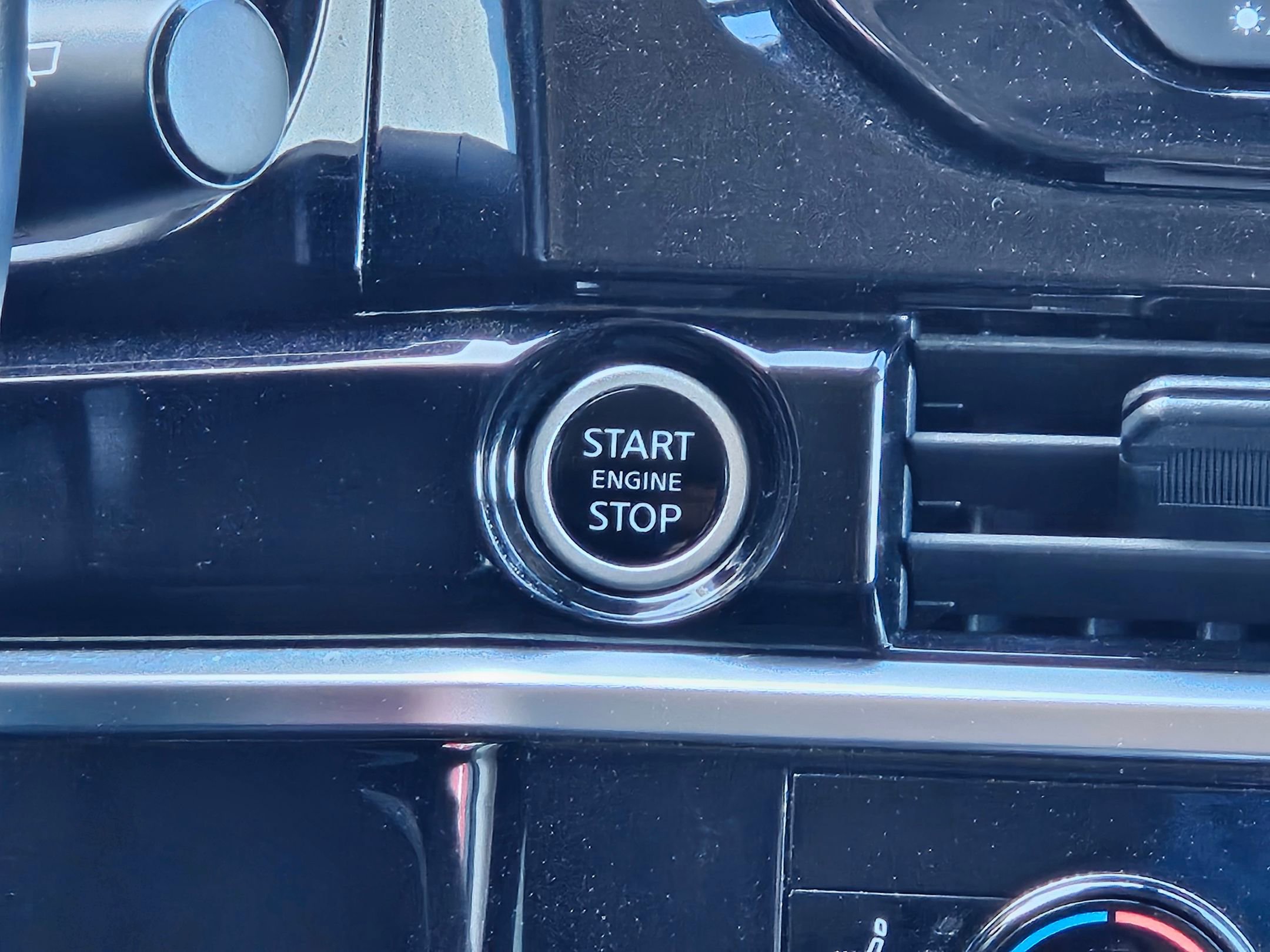 Used 2024 Nissan Pathfinder SV image 14