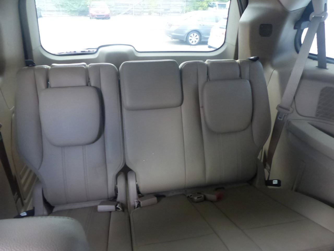 Used 2014 Chrysler Town & Country Touring-L w/ Driver Convenience Group FWD image 16