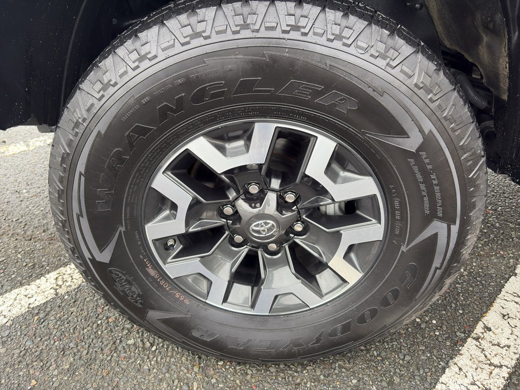 Used 2019 Toyota Tacoma TRD Off-Road w/ Technology Package AWD/4WD image 2