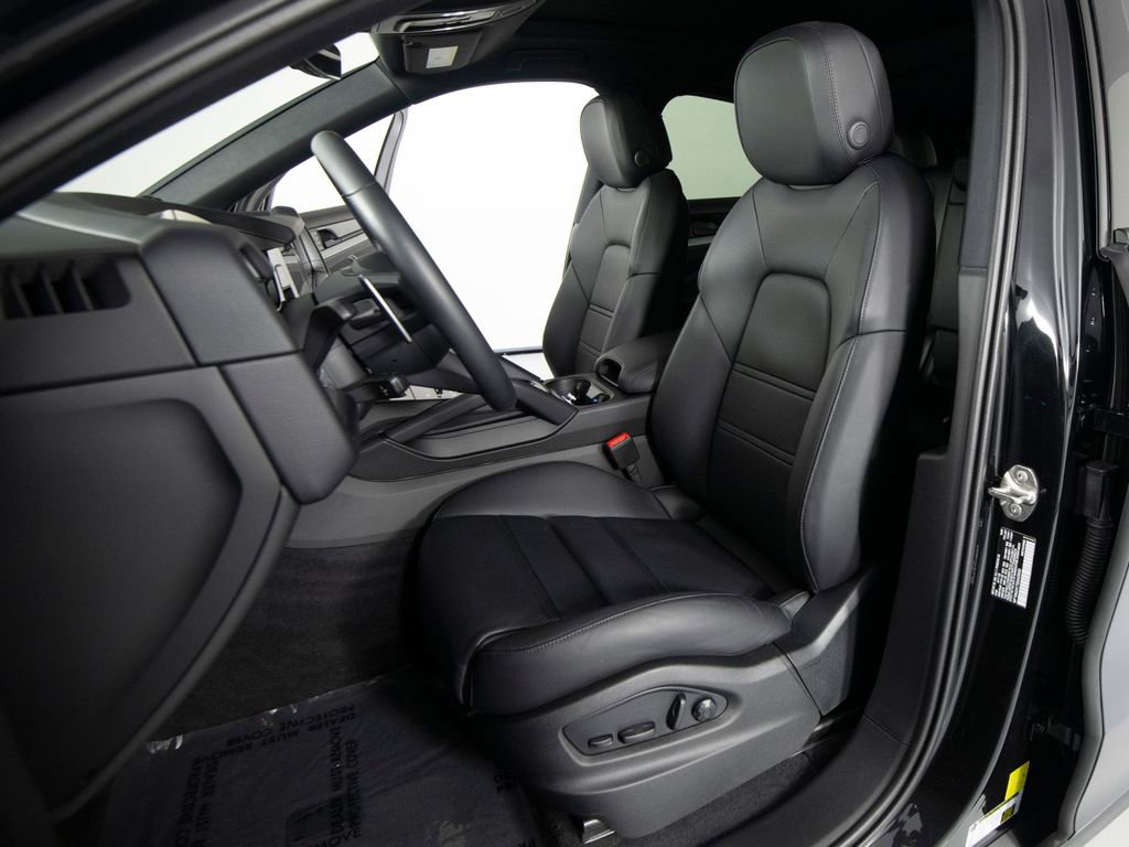 Certified 2025 Porsche Cayenne Coupe image 5