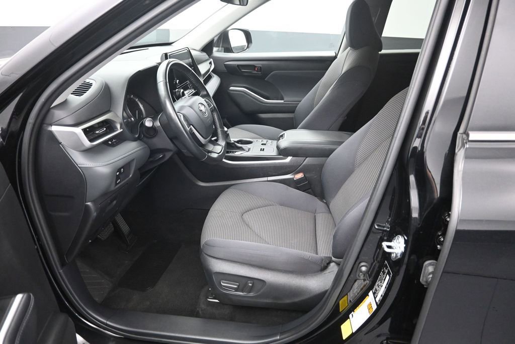 Used 2025 Toyota Highlander LE FWD image 9