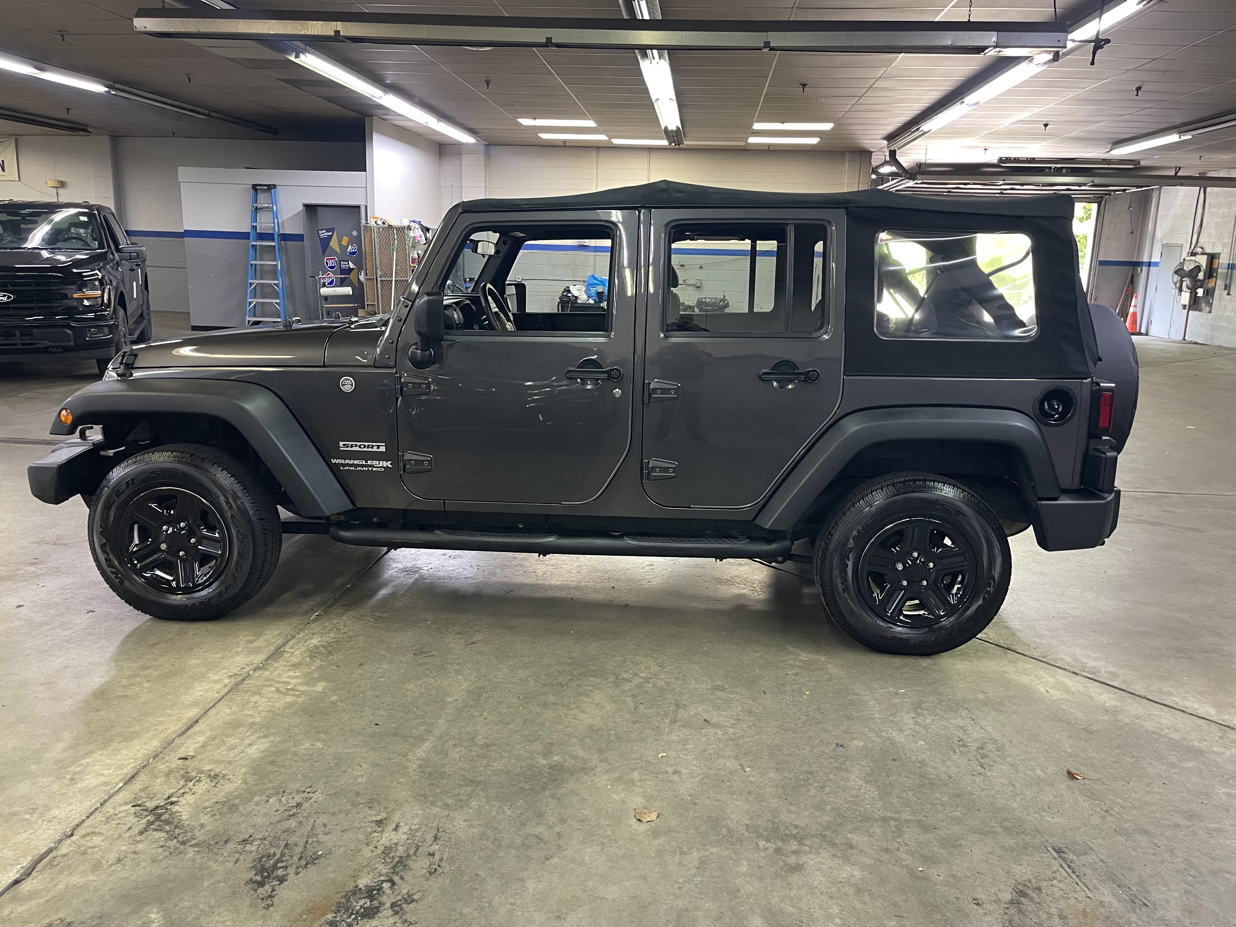 Used 2018 Jeep Wrangler Unlimited Sport w/ Connectivity Group AWD/4WD image 4