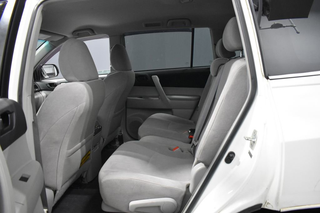 Used 2012 Toyota Highlander FWD w/ Cold Weather Pkg image 25